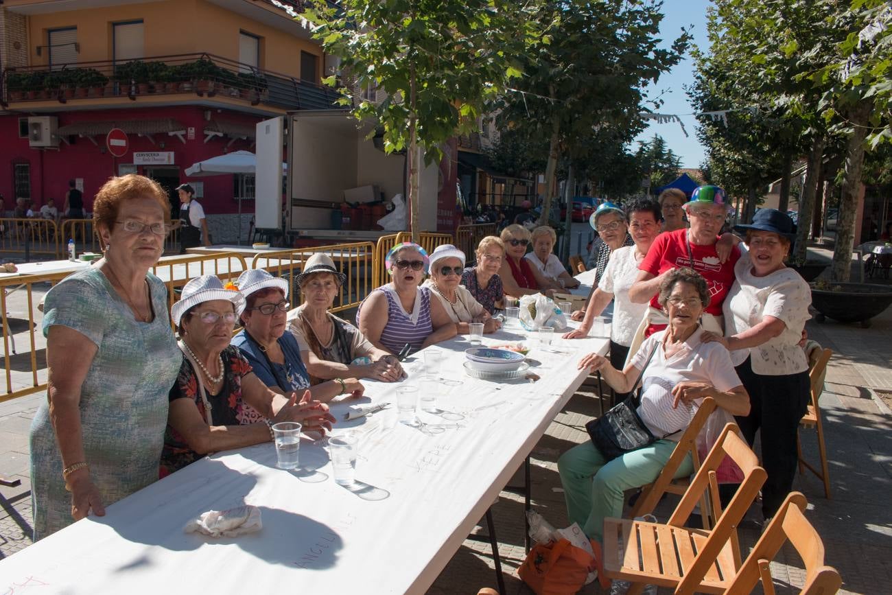 Comida popular 'Paella.. pa todos', que ha reunido en las calles Madrid y Román Gimeno, de Santo Domingo de la Calzada, a 650 personas.