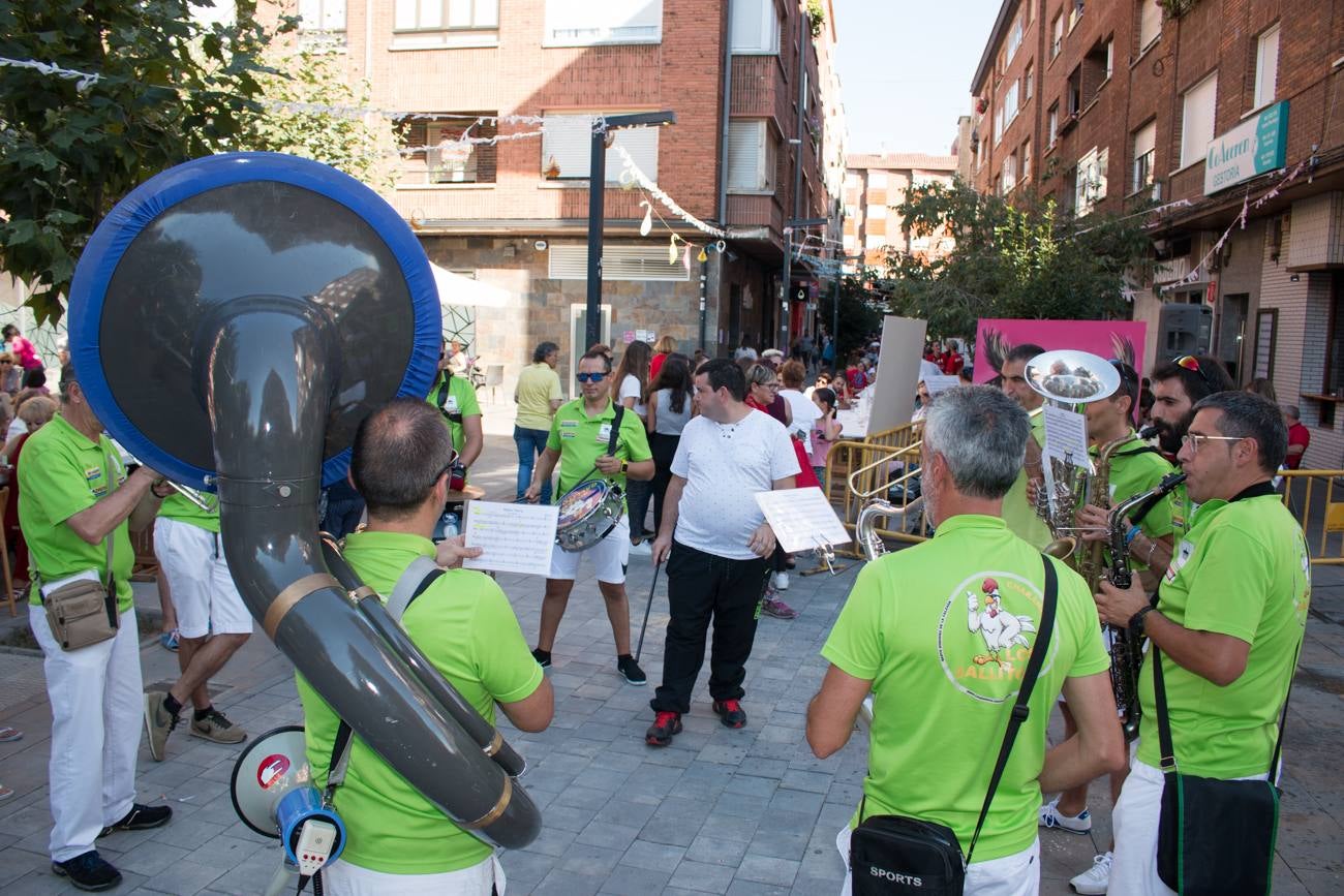 Comida popular 'Paella.. pa todos', que ha reunido en las calles Madrid y Román Gimeno, de Santo Domingo de la Calzada, a 650 personas.