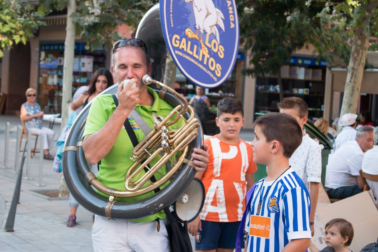 Comida popular 'Paella.. pa todos', que ha reunido en las calles Madrid y Román Gimeno, de Santo Domingo de la Calzada, a 650 personas.