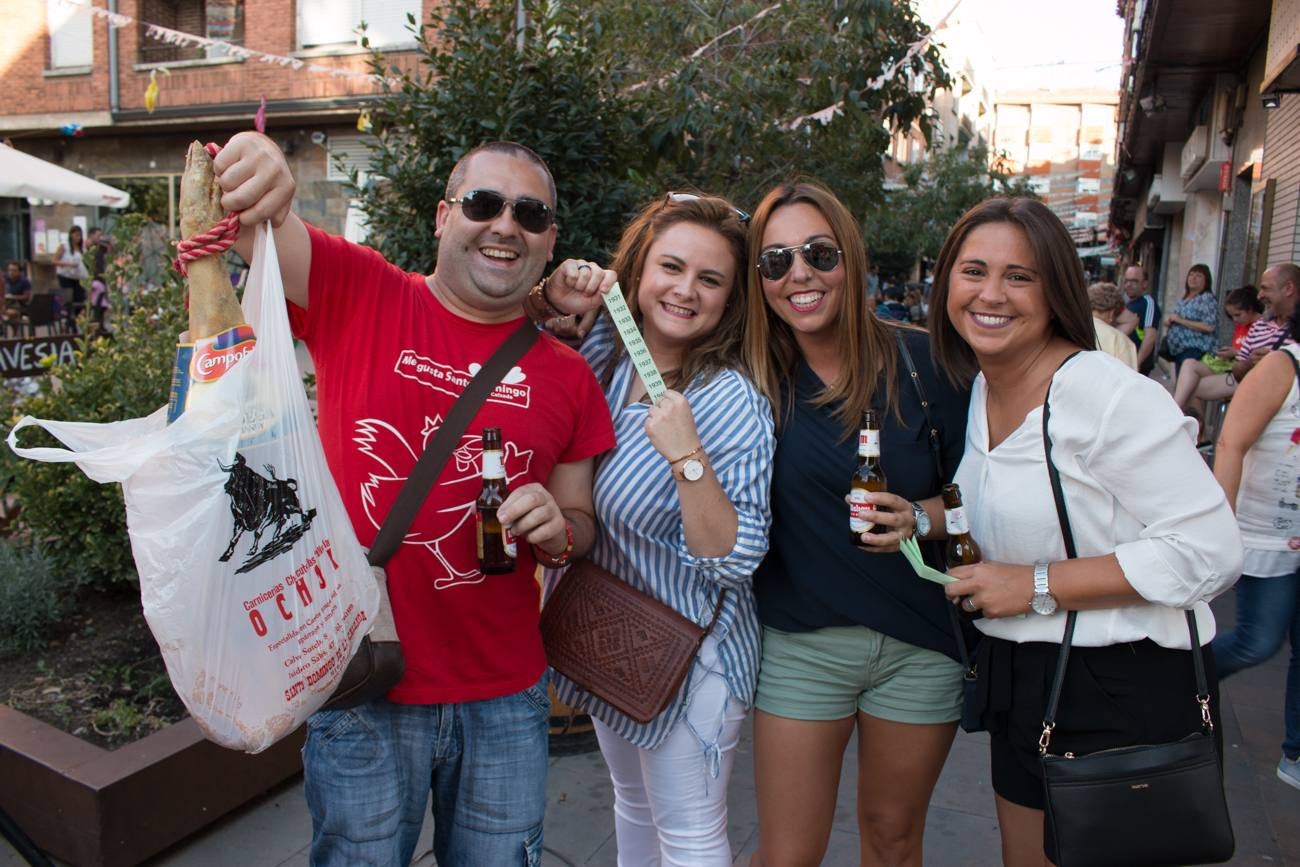 Comida popular 'Paella.. pa todos', que ha reunido en las calles Madrid y Román Gimeno, de Santo Domingo de la Calzada, a 650 personas.