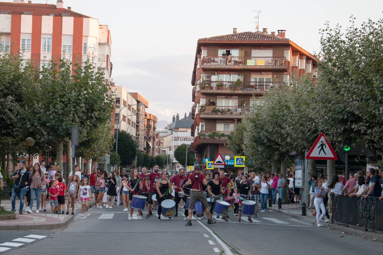 Comida popular 'Paella.. pa todos', que ha reunido en las calles Madrid y Román Gimeno, de Santo Domingo de la Calzada, a 650 personas.