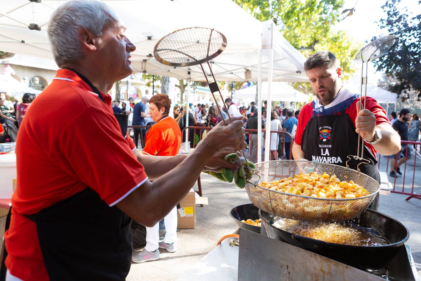 Los asistentes disfrutaron de ricos pinchos y buenos vinos.