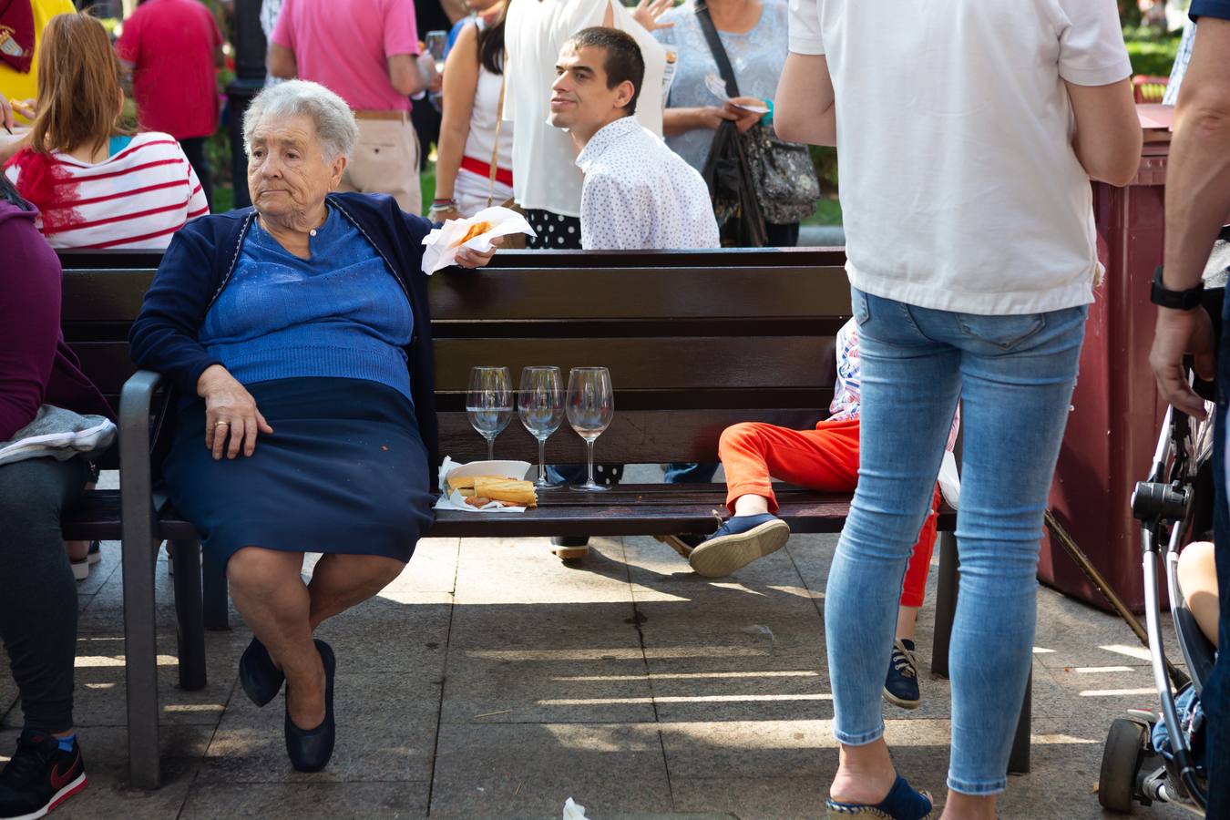 Los asistentes disfrutaron de ricos pinchos y buenos vinos.