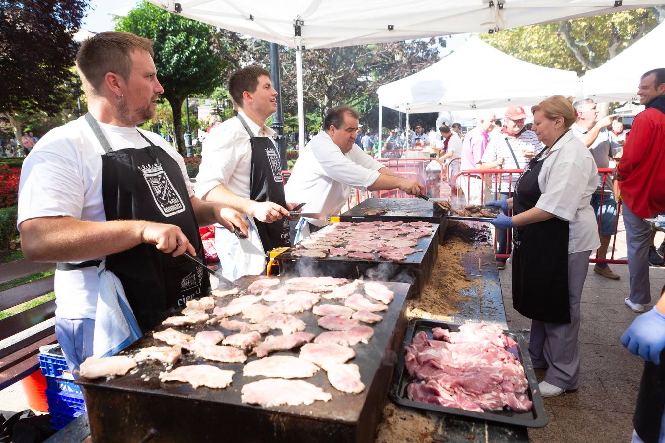 Los asistentes disfrutaron de ricos pinchos y buenos vinos.