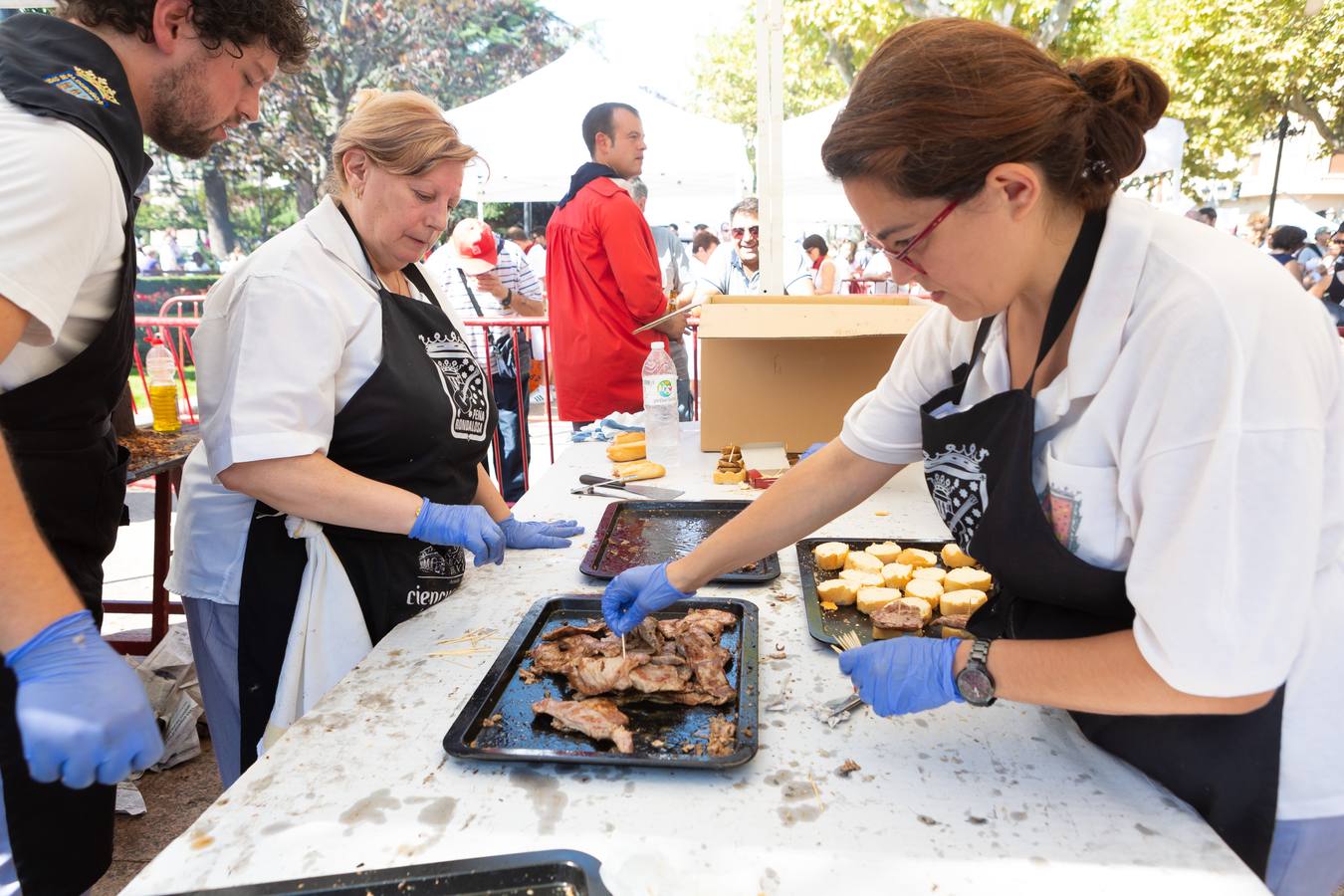 Los asistentes disfrutaron de ricos pinchos y buenos vinos.