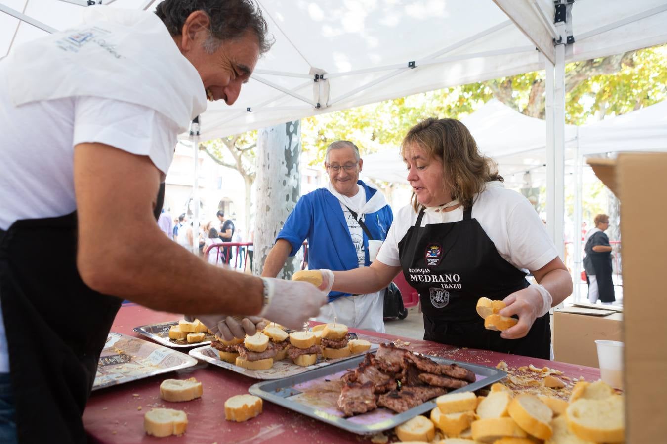 Los asistentes disfrutaron de ricos pinchos y buenos vinos.