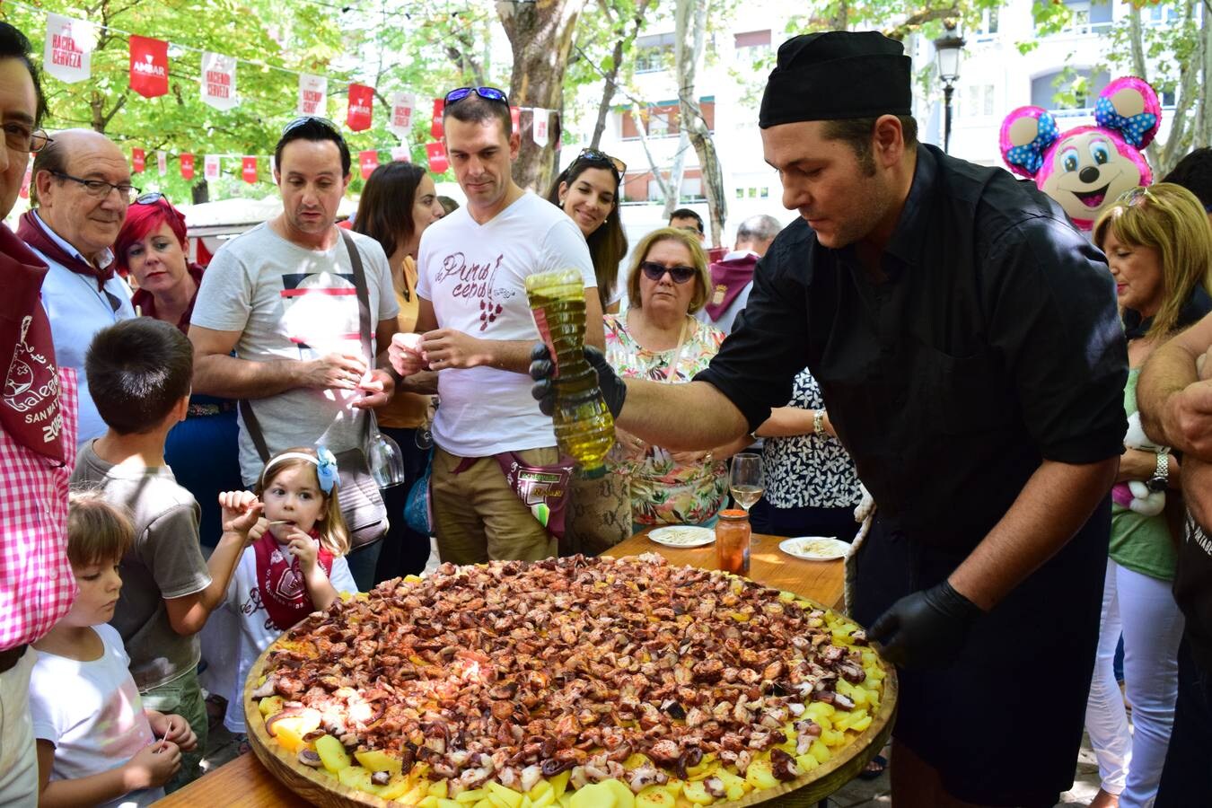 Ambiente en las Casas Regionales, que se han llenado de gente para comer el pulpo.