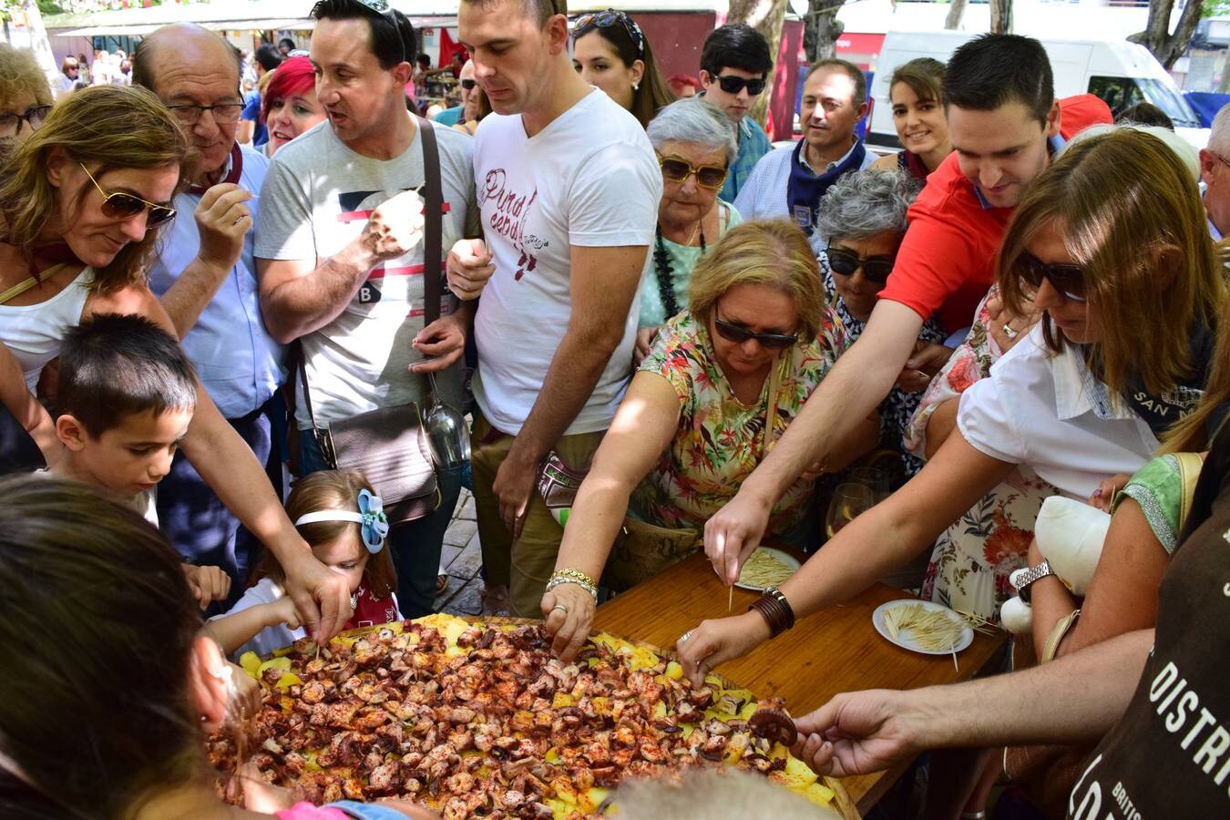 Ambiente en las Casas Regionales, que se han llenado de gente para comer el pulpo.