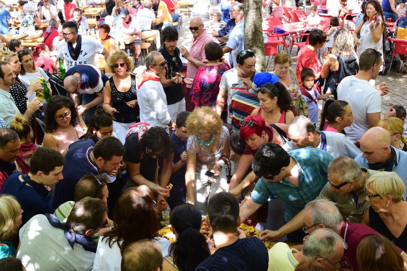 Ambiente en las Casas Regionales, que se han llenado de gente para comer el pulpo.