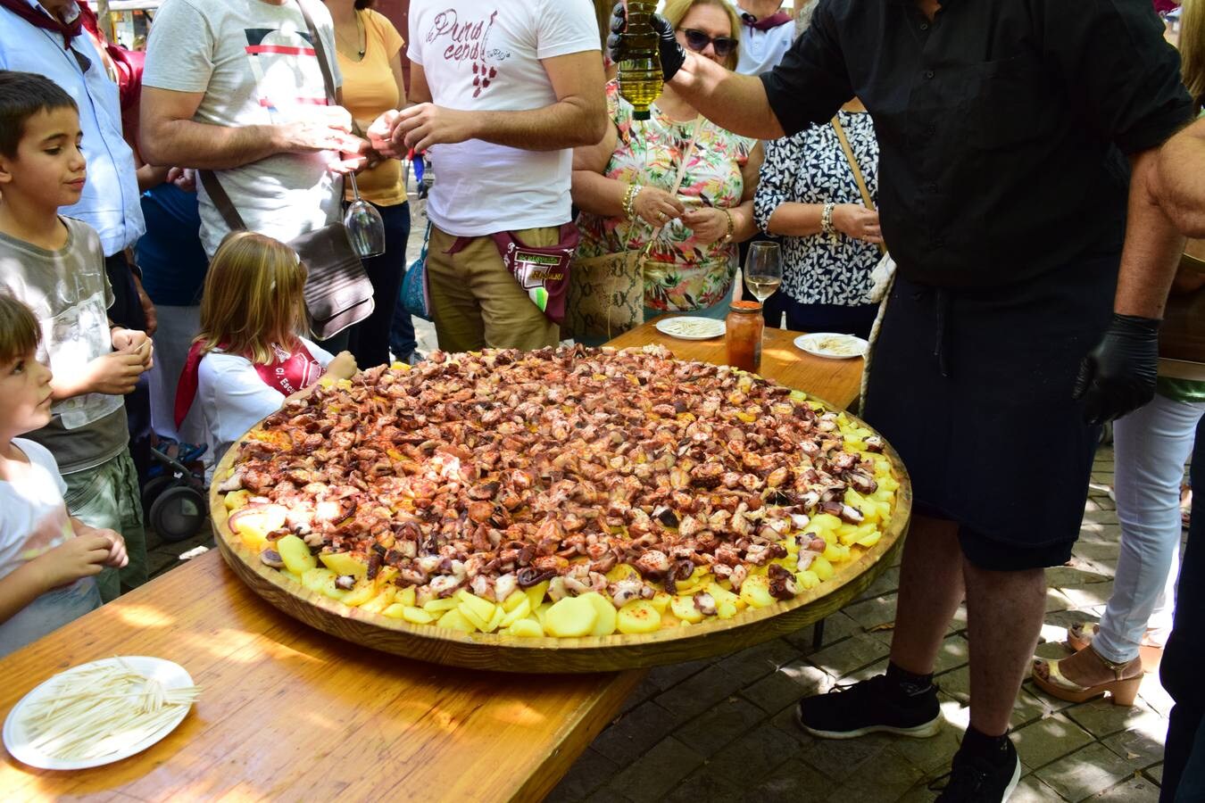 Ambiente en las Casas Regionales, que se han llenado de gente para comer el pulpo.