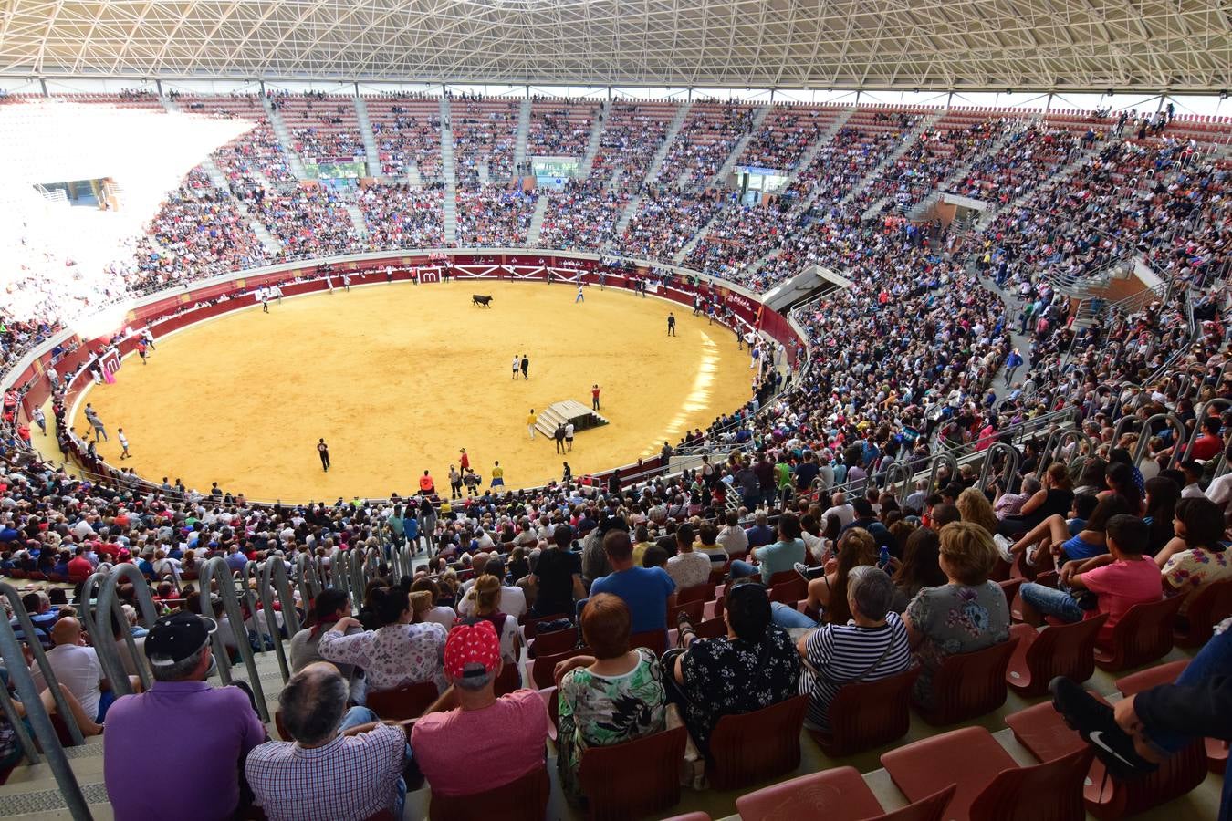 Miles de personas se dieron cita en la plaza de toros de Logroño.