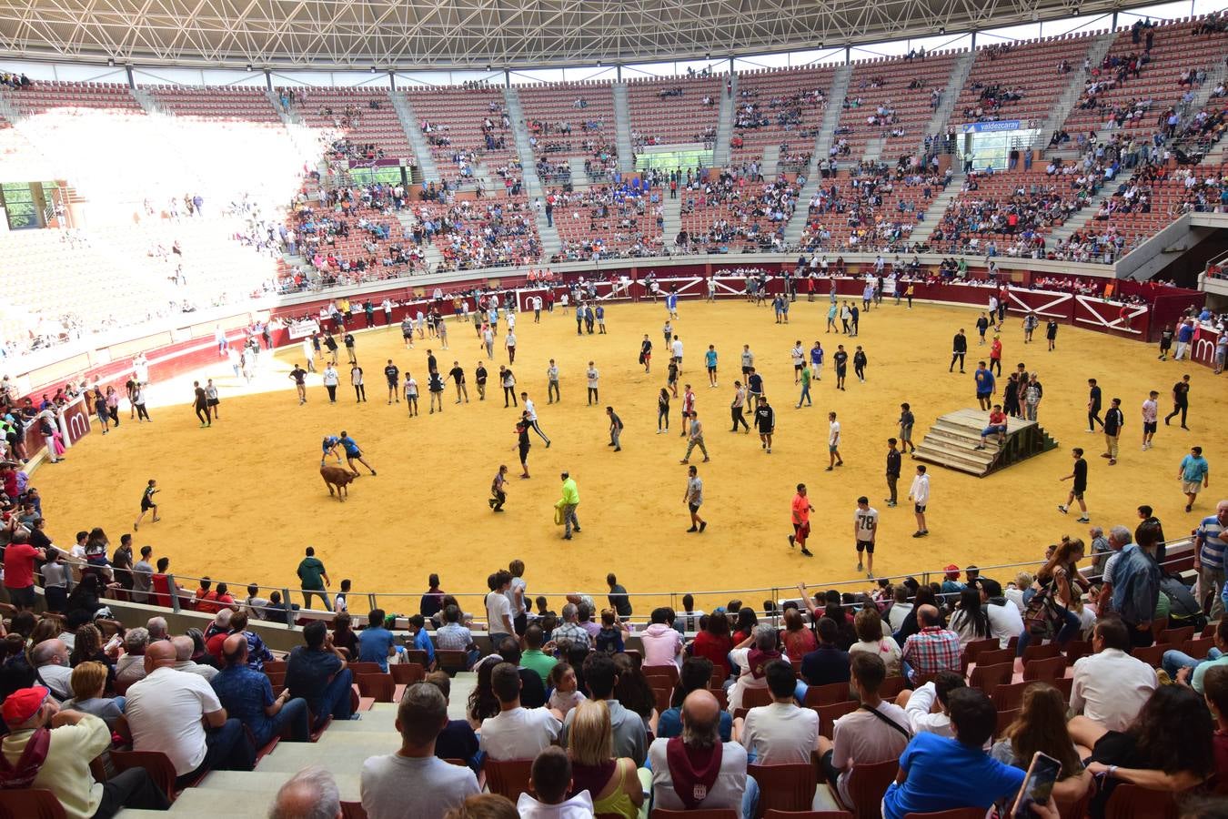 Miles de personas se dieron cita en la plaza de toros de Logroño.