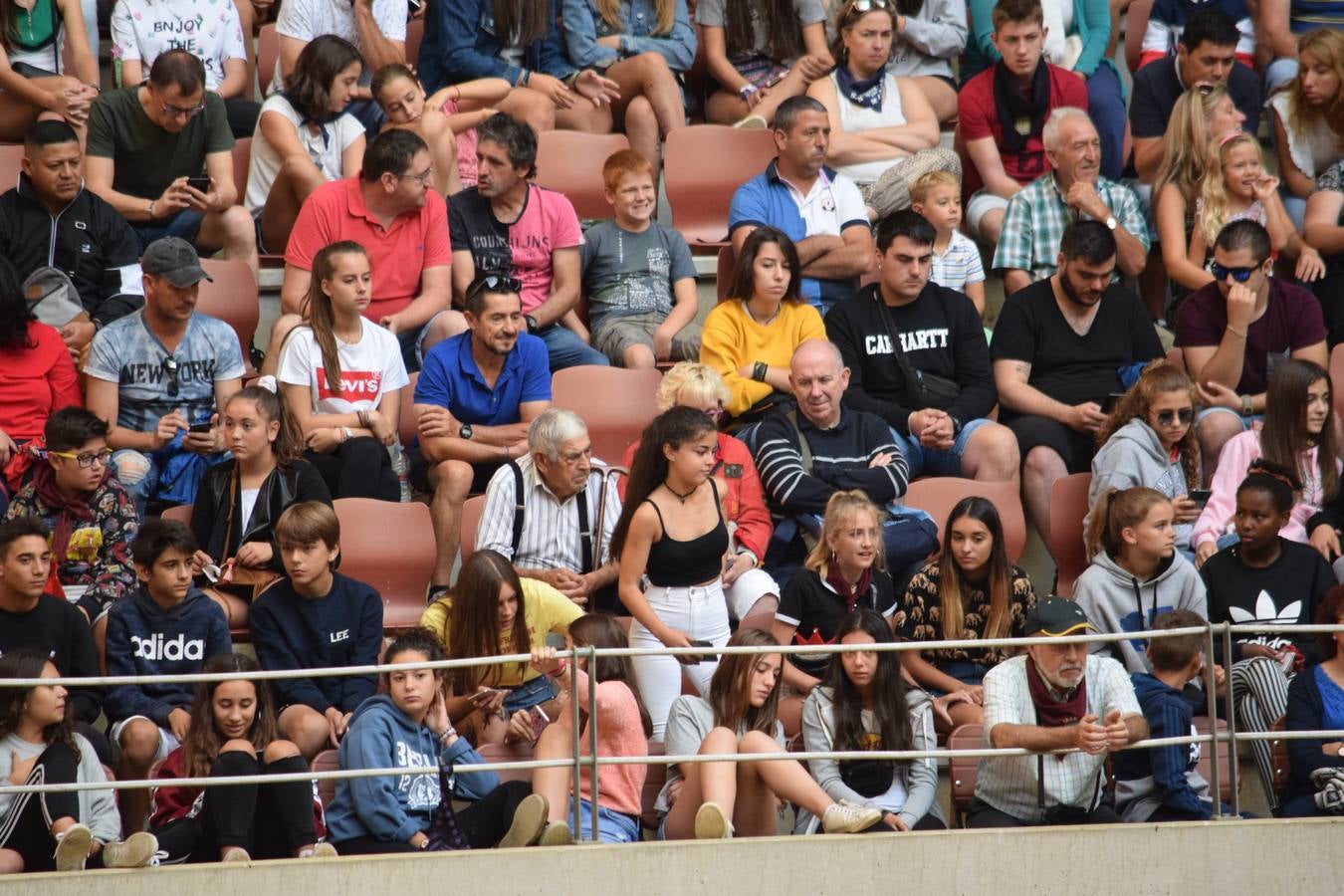 Miles de personas se dieron cita en la plaza de toros de Logroño.