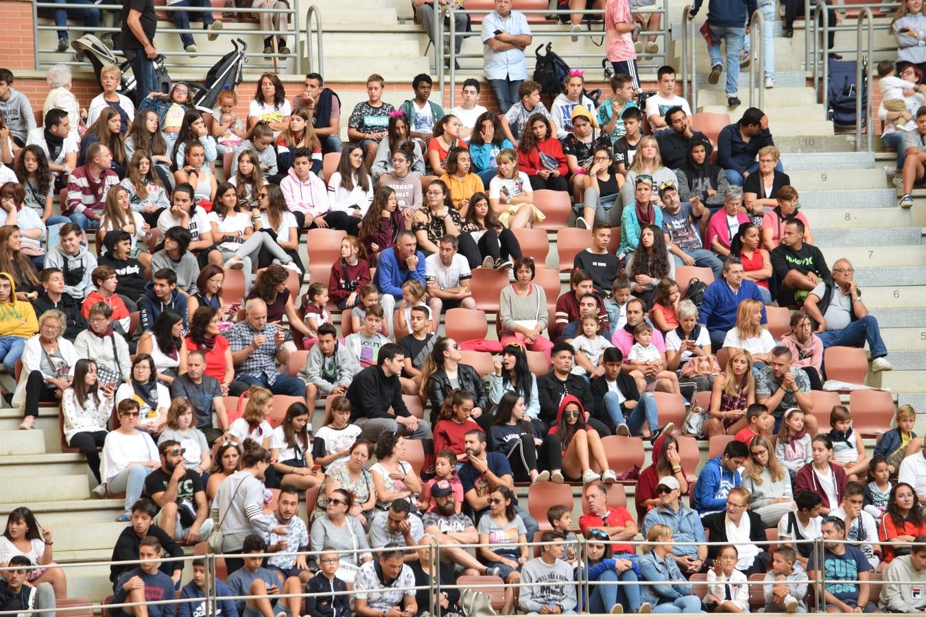 Miles de personas se dieron cita en la plaza de toros de Logroño.