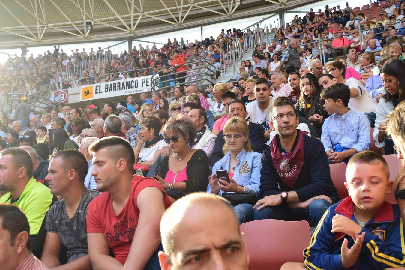 Miles de personas se dieron cita en la plaza de toros de Logroño.