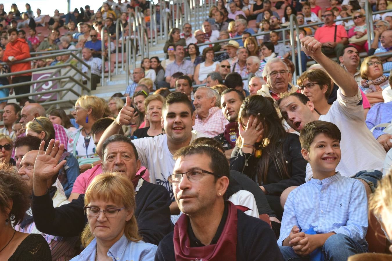 Miles de personas se dieron cita en la plaza de toros de Logroño.