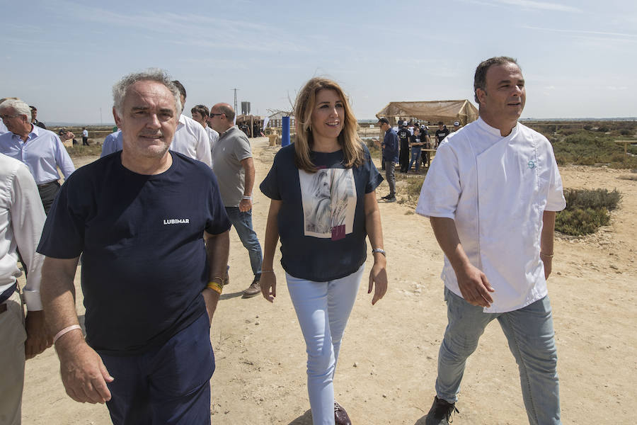 El chef Ángel León, junto a Ferran Adriáy la presidenta de la junta de Andalucía, Susana Díaz.