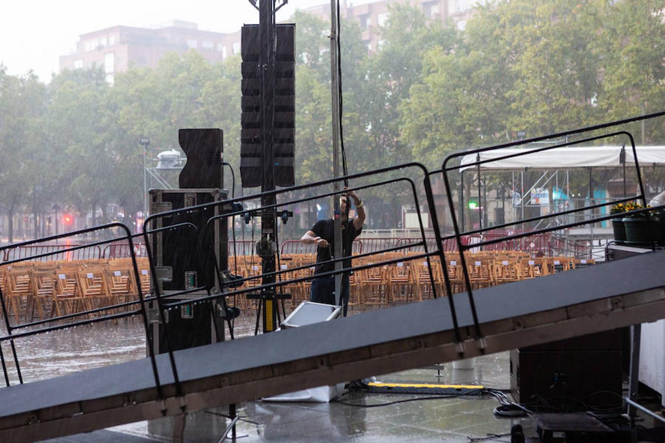 El aguacero que ha caído sobre Logroño se ha convertido en protagonista de estas fiestas de San Mateo. Los planes se han visto trastocados y el trabajo se ha multiplicado para los trabajadores municipales.