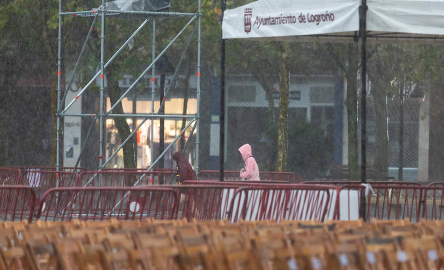 El aguacero que ha caído sobre Logroño se ha convertido en protagonista de estas fiestas de San Mateo. Los planes se han visto trastocados y el trabajo se ha multiplicado para los trabajadores municipales.