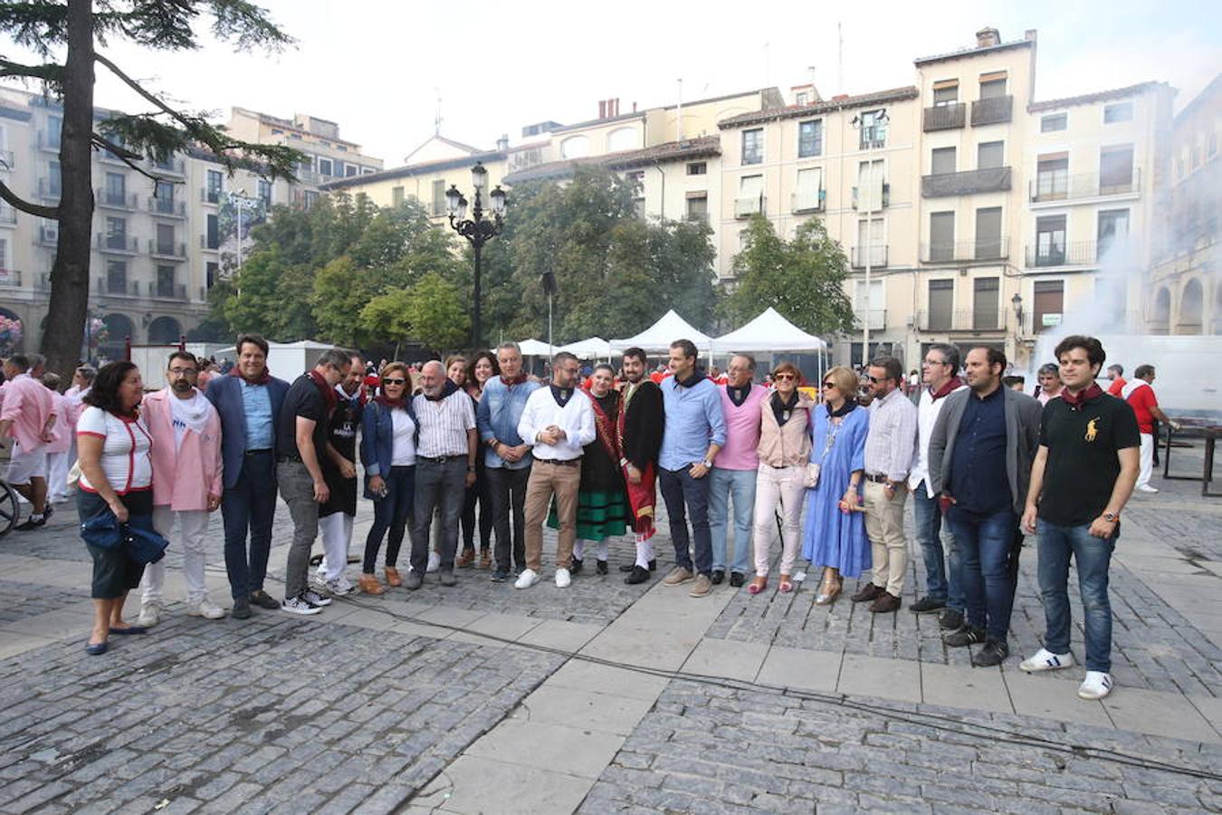 La peña Áster ha sido la encargada de la elaboración de la mañana gastronómica en la Plaza del Mercado de Logroño. Pinchos morunos y choricillo asado han animado a los logroñeses y visitantes a participar del almuerzo.