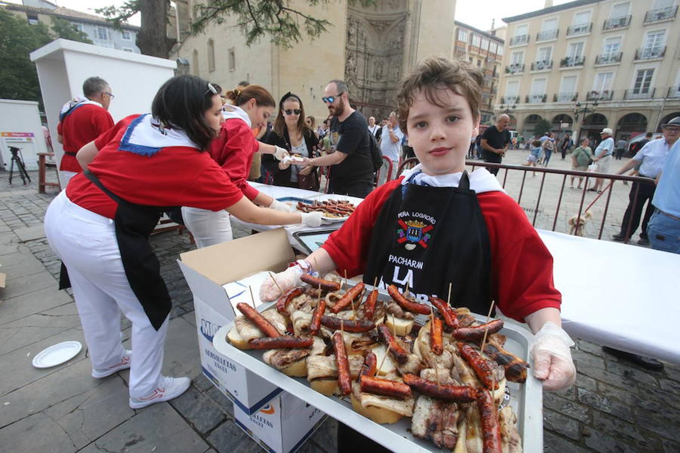 La peña Áster ha sido la encargada de la elaboración de la mañana gastronómica en la Plaza del Mercado de Logroño. Pinchos morunos y choricillo asado han animado a los logroñeses y visitantes a participar del almuerzo.