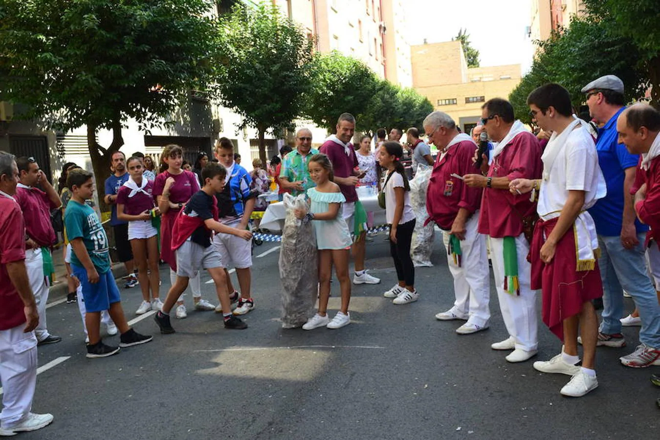 Celebración del VI Concurso de lanzamiento de gavillas organizado por la Peña La Rioja.