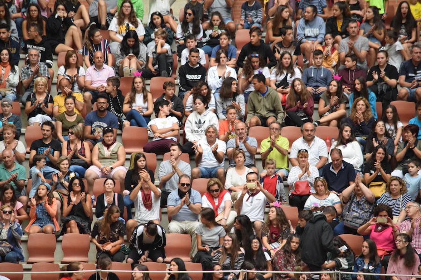 Jornada especial en la plaza de toros de Logroño desde primera hora donde ha habido una exhibición del grupo femenino de recortadoras «Damas del Recorte»; otra de las eEscuelas taurinas «Quiero ser Torero como Diego Urdiales» y una suelta de vaquillas. Ganadería Carlos Lumbreras de Lardero.