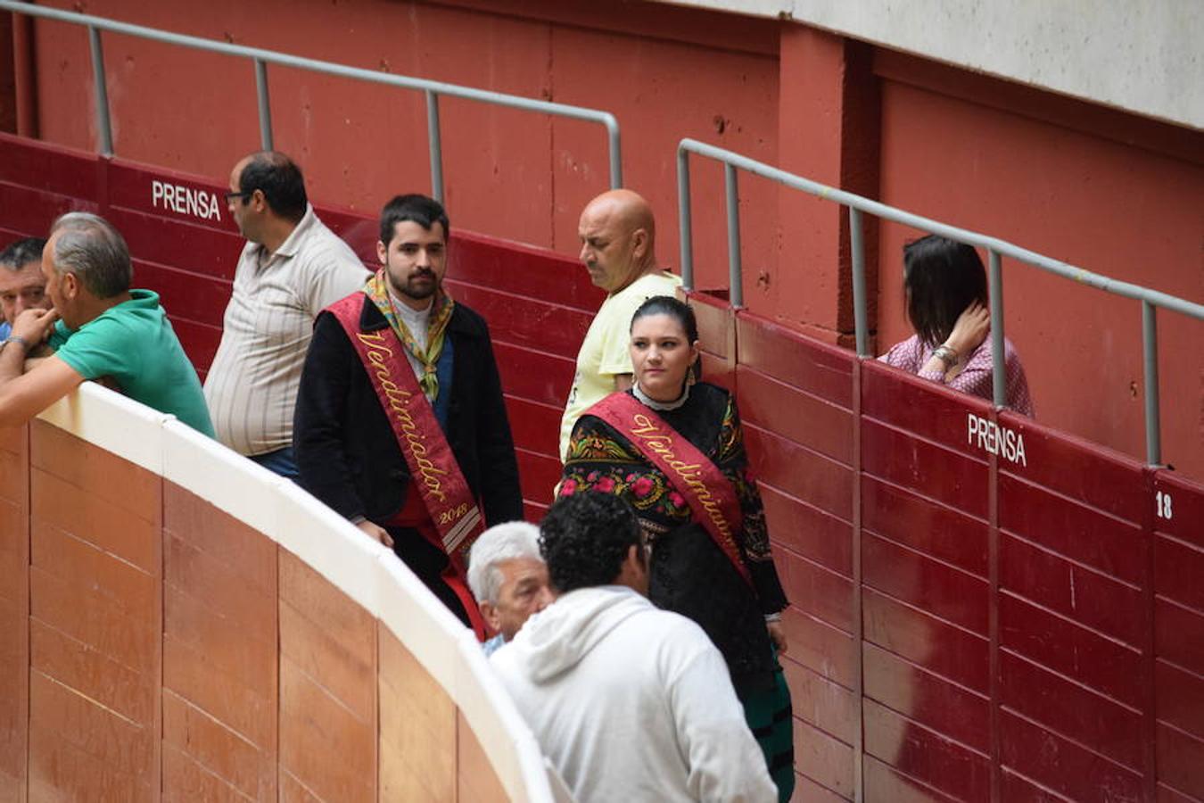 Jornada especial en la plaza de toros de Logroño desde primera hora donde ha habido una exhibición del grupo femenino de recortadoras «Damas del Recorte»; otra de las eEscuelas taurinas «Quiero ser Torero como Diego Urdiales» y una suelta de vaquillas. Ganadería Carlos Lumbreras de Lardero.