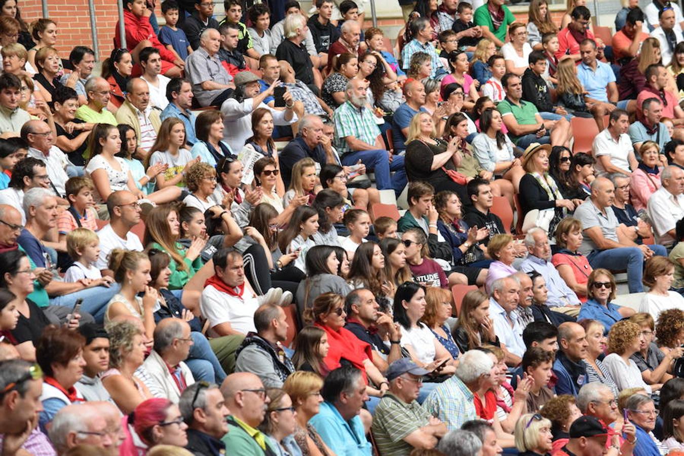 Jornada especial en la plaza de toros de Logroño desde primera hora donde ha habido una exhibición del grupo femenino de recortadoras «Damas del Recorte»; otra de las eEscuelas taurinas «Quiero ser Torero como Diego Urdiales» y una suelta de vaquillas. Ganadería Carlos Lumbreras de Lardero.