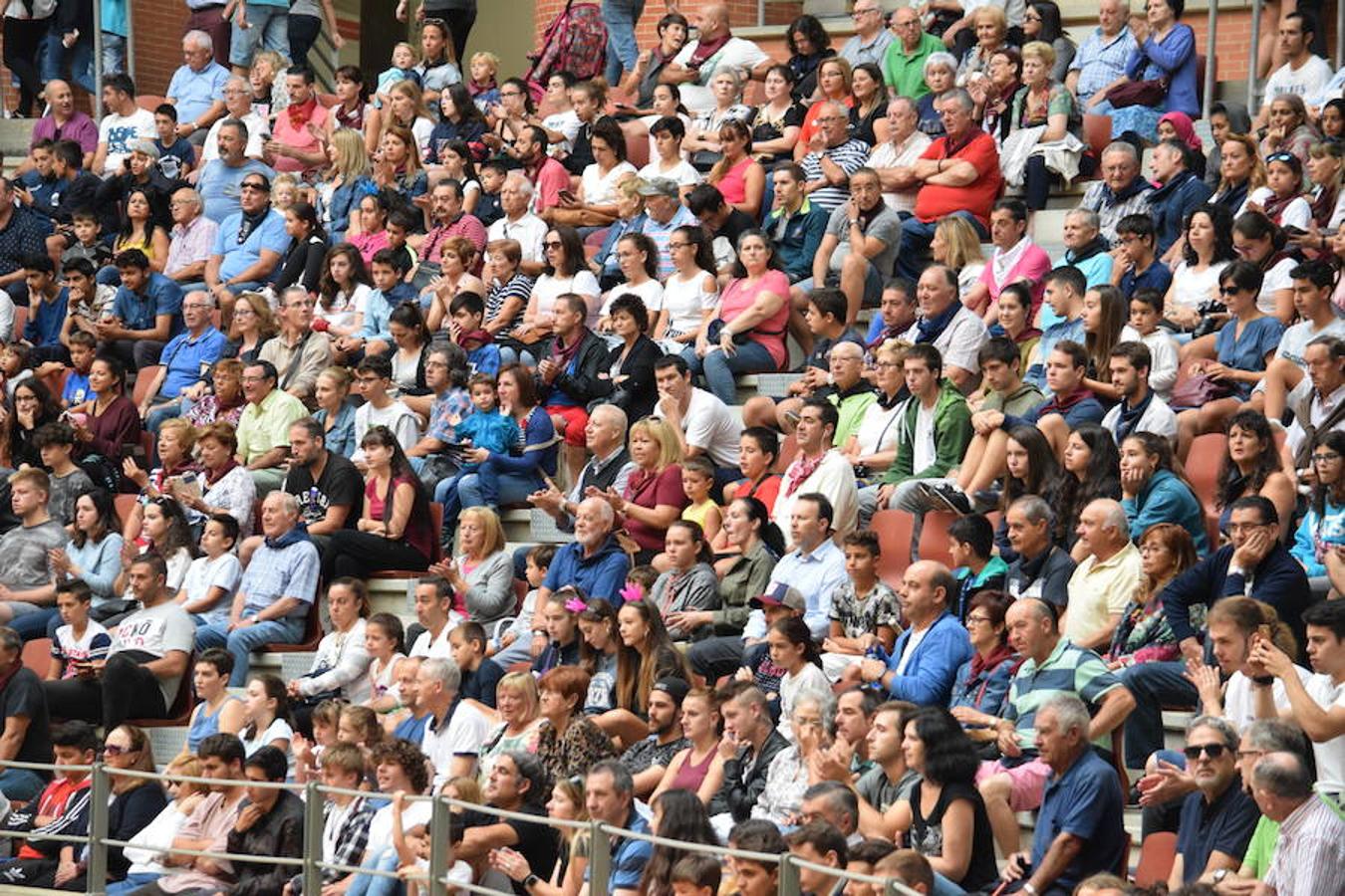 Jornada especial en la plaza de toros de Logroño desde primera hora donde ha habido una exhibición del grupo femenino de recortadoras «Damas del Recorte»; otra de las eEscuelas taurinas «Quiero ser Torero como Diego Urdiales» y una suelta de vaquillas. Ganadería Carlos Lumbreras de Lardero.