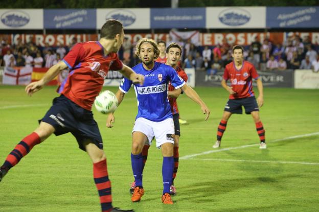 Mendi intenta recibir el balón en el partido que jugaron Calahorra y UD Logroñés en Copa del Rey el 31 de agosto del 2016 en La Planilla. :: juan marín