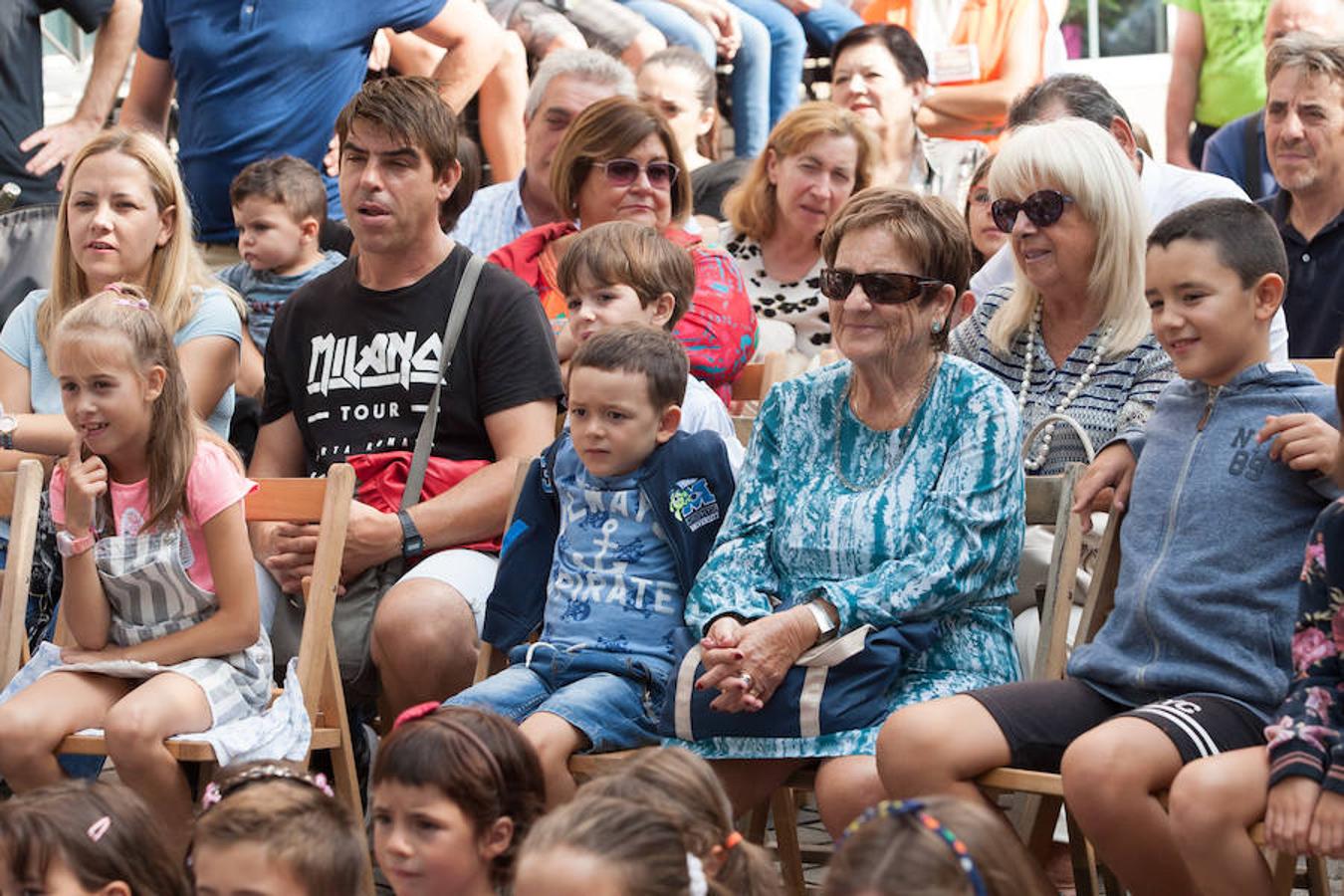 Espectáculo de magia a cargo de Diego Calavia. Bajo el título 'Sorpréndete, que no es poco', el ilusionista se metió en el bolsillo a niños y mayores con su show. 