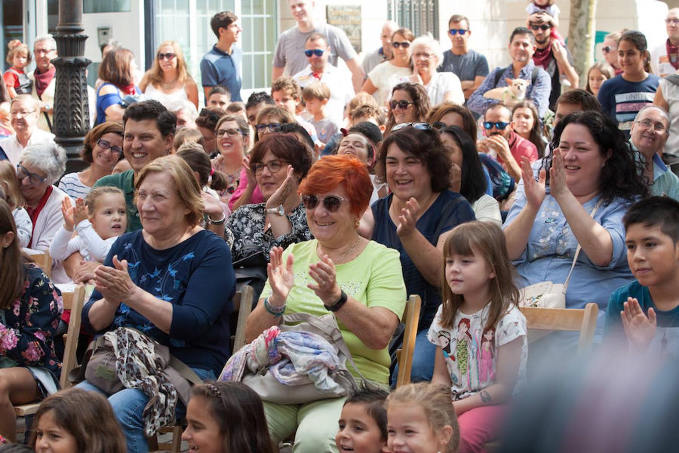 Espectáculo de magia a cargo de Diego Calavia. Bajo el título 'Sorpréndete, que no es poco', el ilusionista se metió en el bolsillo a niños y mayores con su show. 