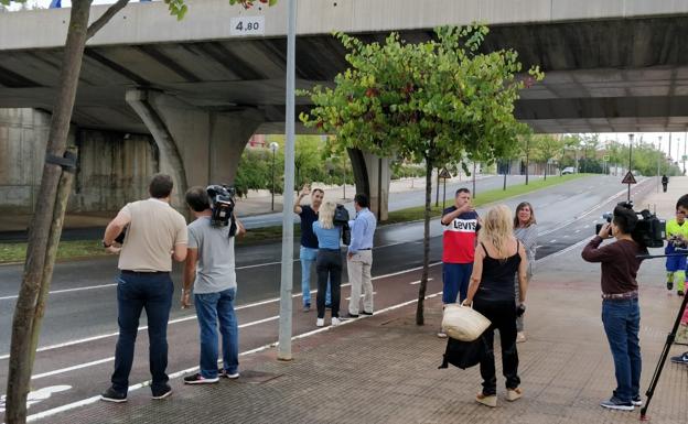 César, de negro, y Ernesto, de rojo, atienden a los periodistas. 