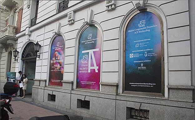 Fachada de la galería Alcolea de Madrid donde se exponen los trabajos. 