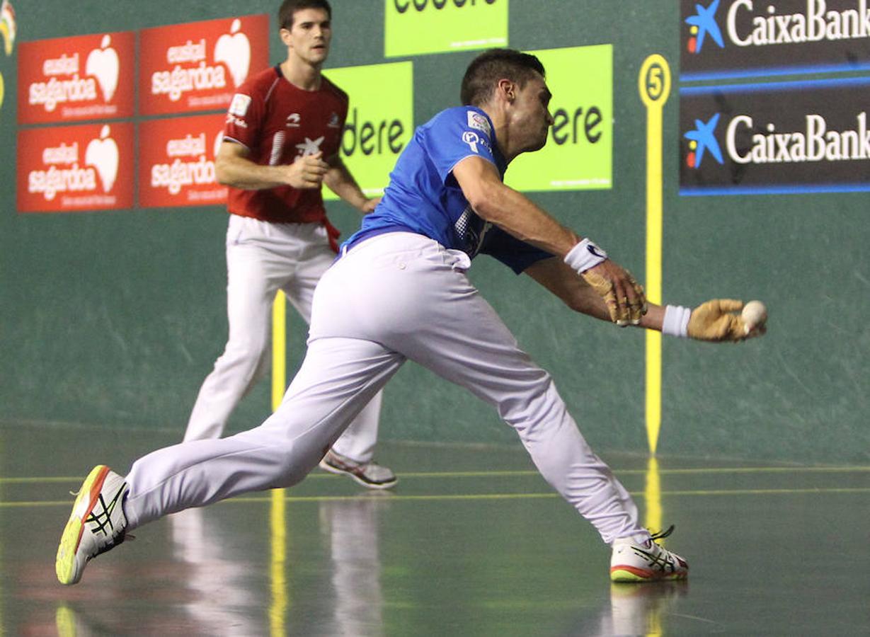 Olaizola II enmendó su borrón en Logroño y avasalló a Víctor en el cruce del torneo de Parejas de la Feria de San Mateo de Pelota. 