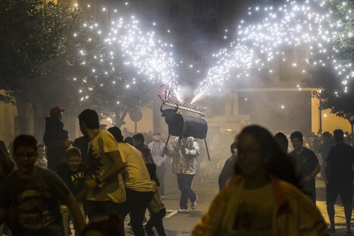 La calle San Matías vivió las carreras para escpar del toro de fuego organizado por la Peña La Rioja