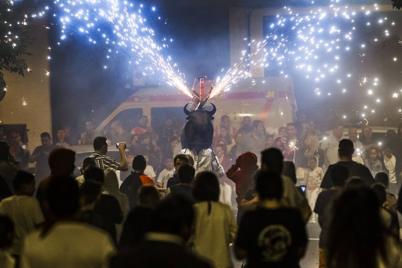 La calle San Matías vivió las carreras para escpar del toro de fuego organizado por la Peña La Rioja