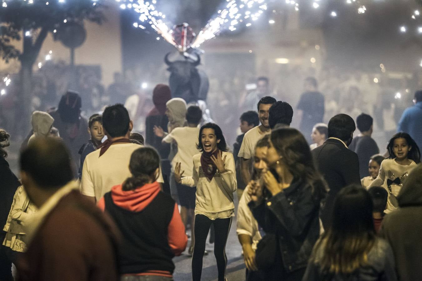 La calle San Matías vivió las carreras para escpar del toro de fuego organizado por la Peña La Rioja