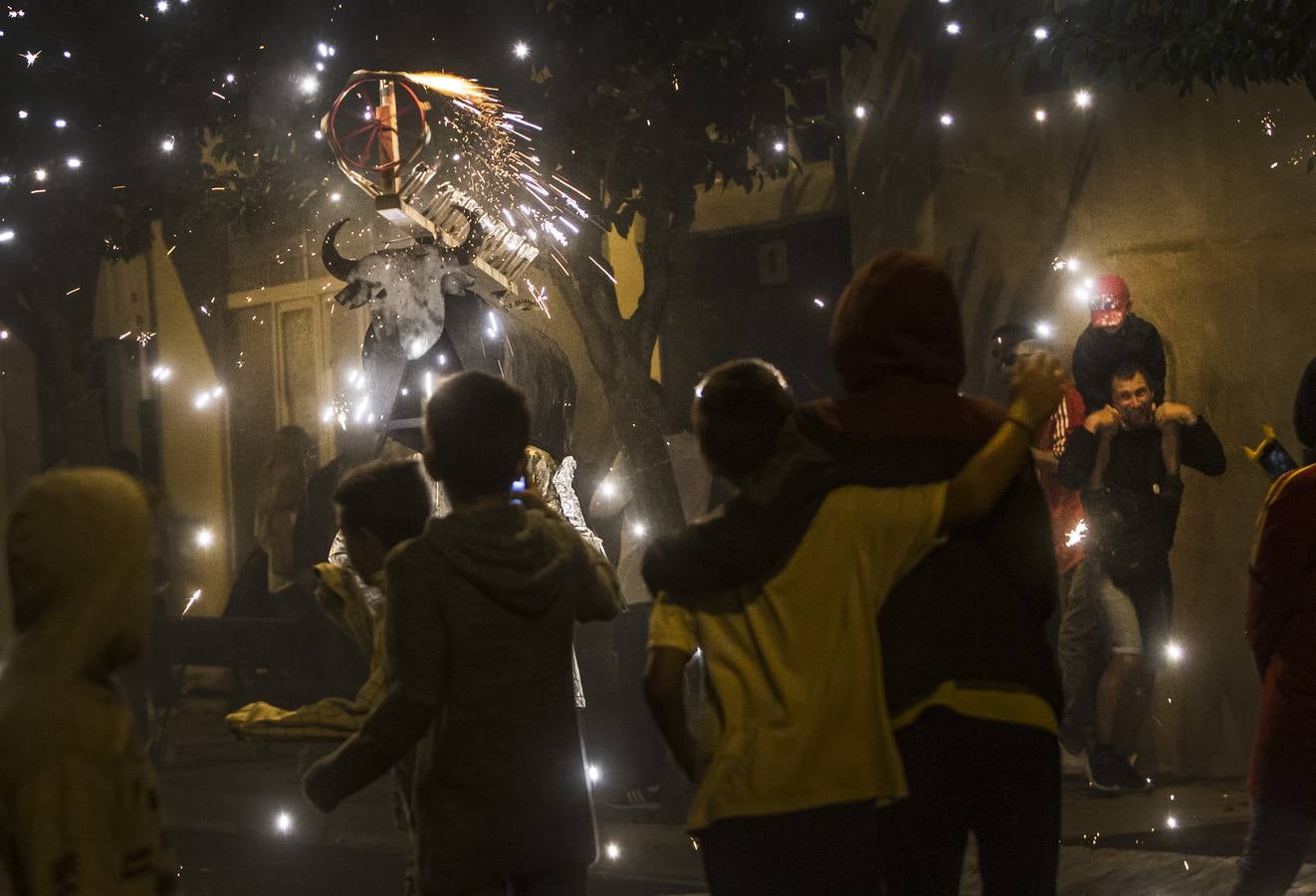 La calle San Matías vivió las carreras para escpar del toro de fuego organizado por la Peña La Rioja