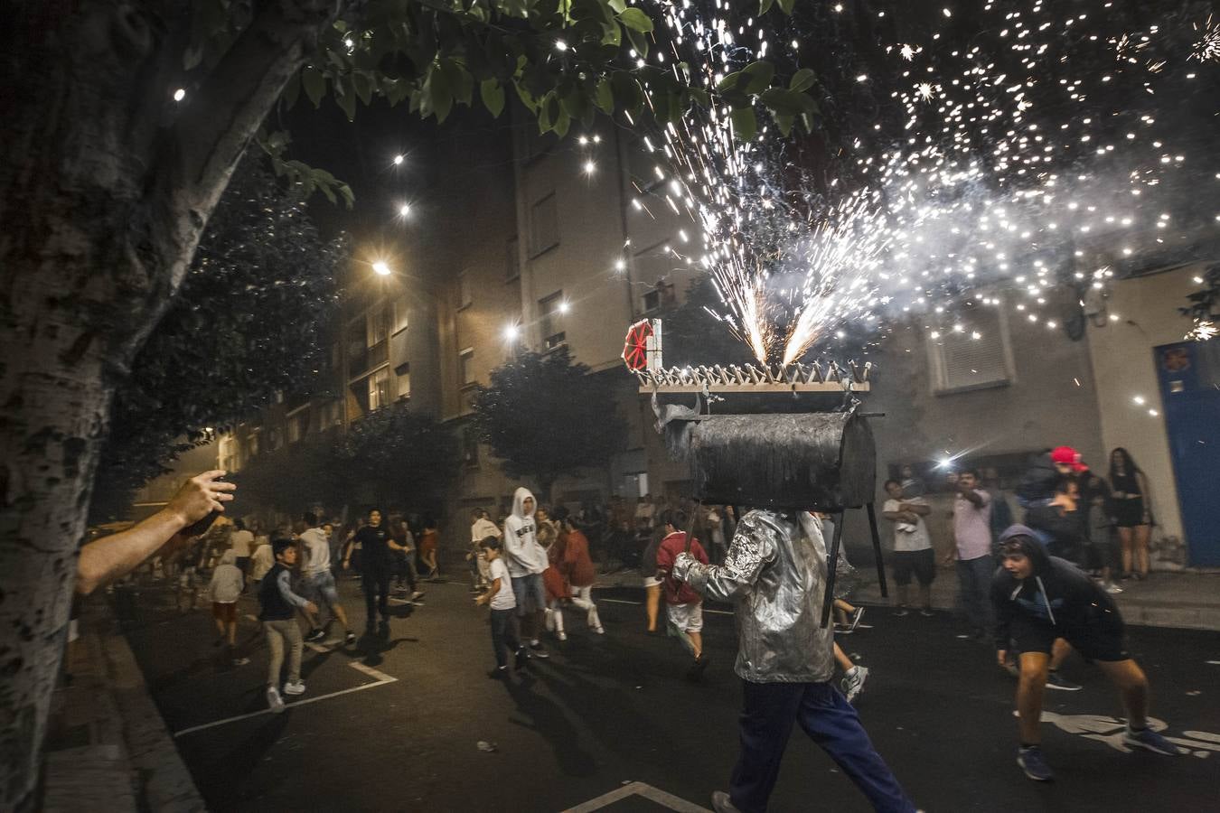 La calle San Matías vivió las carreras para escpar del toro de fuego organizado por la Peña La Rioja