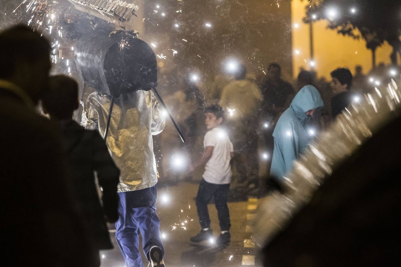 La calle San Matías vivió las carreras para escpar del toro de fuego organizado por la Peña La Rioja