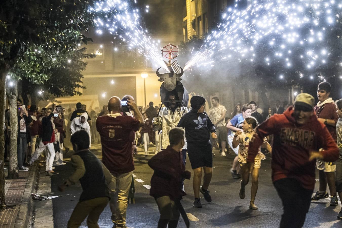 La calle San Matías vivió las carreras para escpar del toro de fuego organizado por la Peña La Rioja