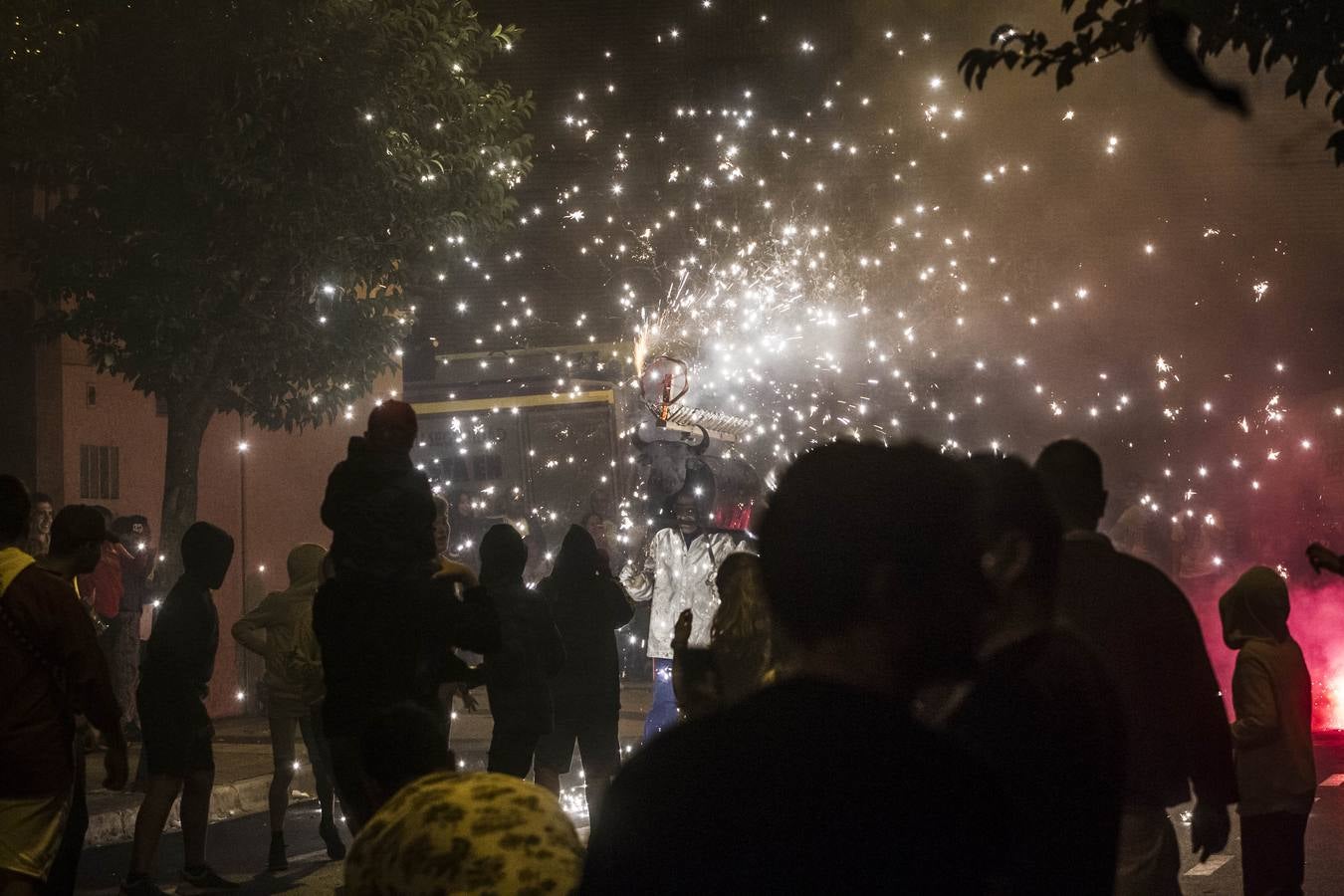 La calle San Matías vivió las carreras para escpar del toro de fuego organizado por la Peña La Rioja