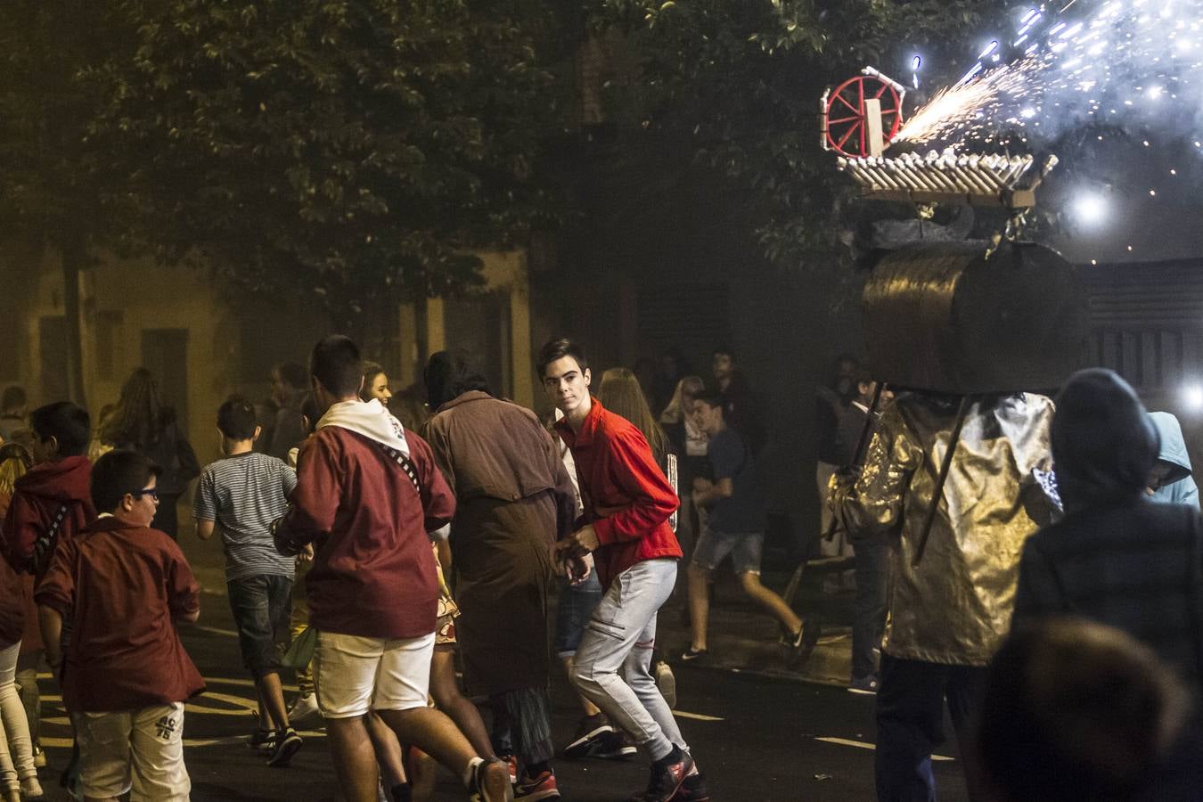 La calle San Matías vivió las carreras para escpar del toro de fuego organizado por la Peña La Rioja