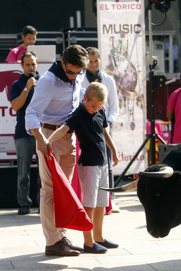 Jugando a los toros con Diego Urdiales en El Espolón. El torero riojano deleitó a los niños y les enseñó las nociones básicas a la hora de agarrar muleta y capote para deleite de los pequeños aficionados.