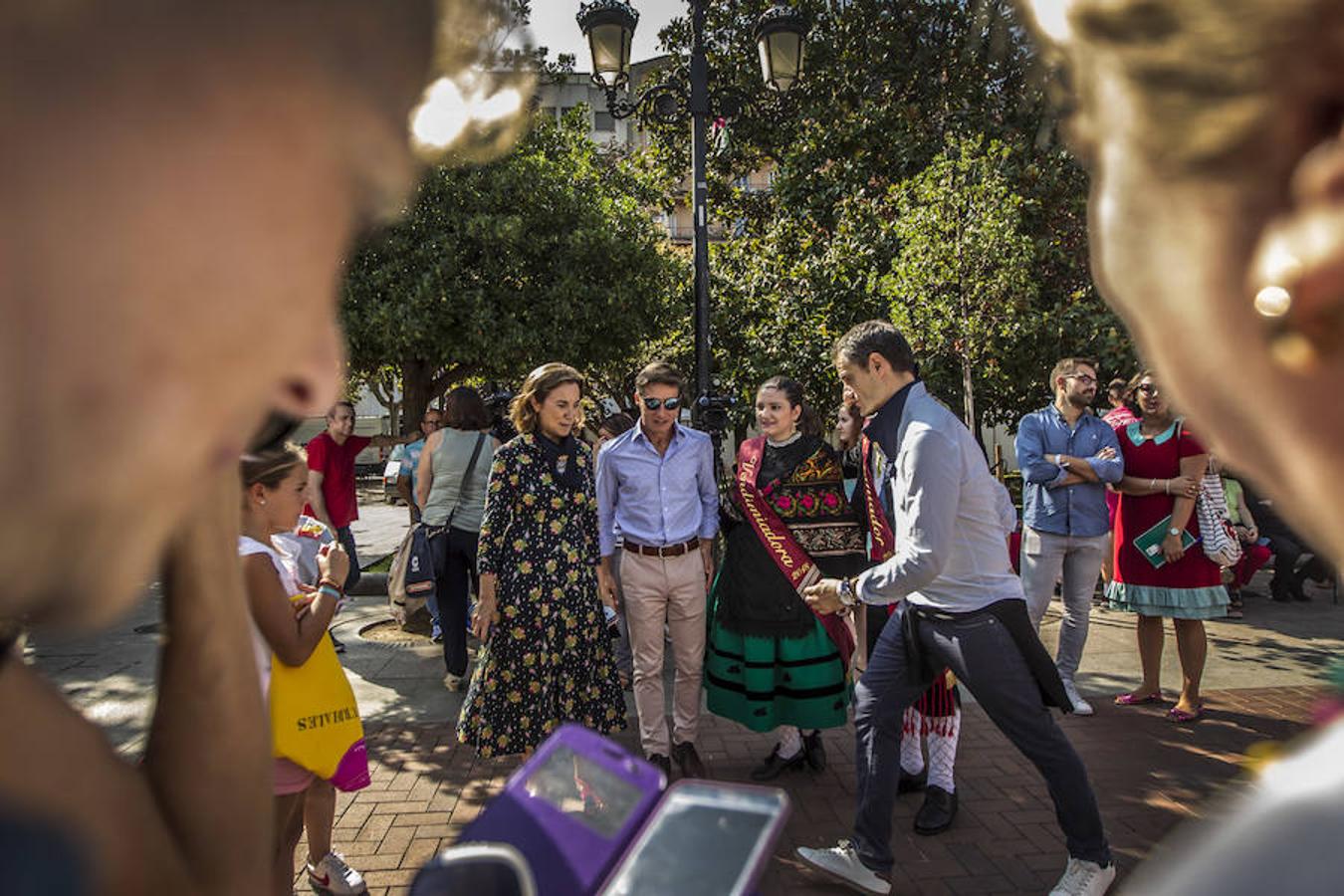 Jugando a los toros con Diego Urdiales en El Espolón. El torero riojano deleitó a los niños y les enseñó las nociones básicas a la hora de agarrar muleta y capote para deleite de los pequeños aficionados.