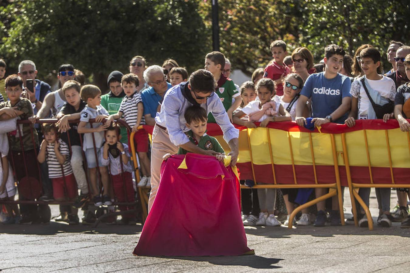 Jugando a los toros con Diego Urdiales en El Espolón. El torero riojano deleitó a los niños y les enseñó las nociones básicas a la hora de agarrar muleta y capote para deleite de los pequeños aficionados.