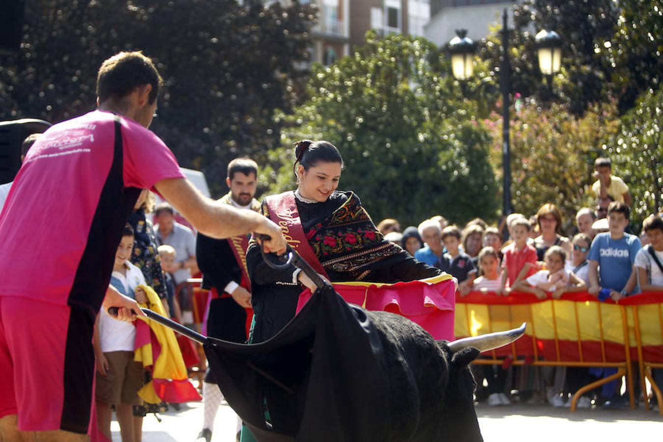 Jugando a los toros con Diego Urdiales en El Espolón. El torero riojano deleitó a los niños y les enseñó las nociones básicas a la hora de agarrar muleta y capote para deleite de los pequeños aficionados.