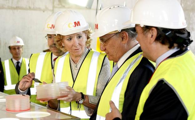 Esperanza Aguirre durante la puesta de la primera piedra en la Ciudad de la Justicia de Valdebebas.